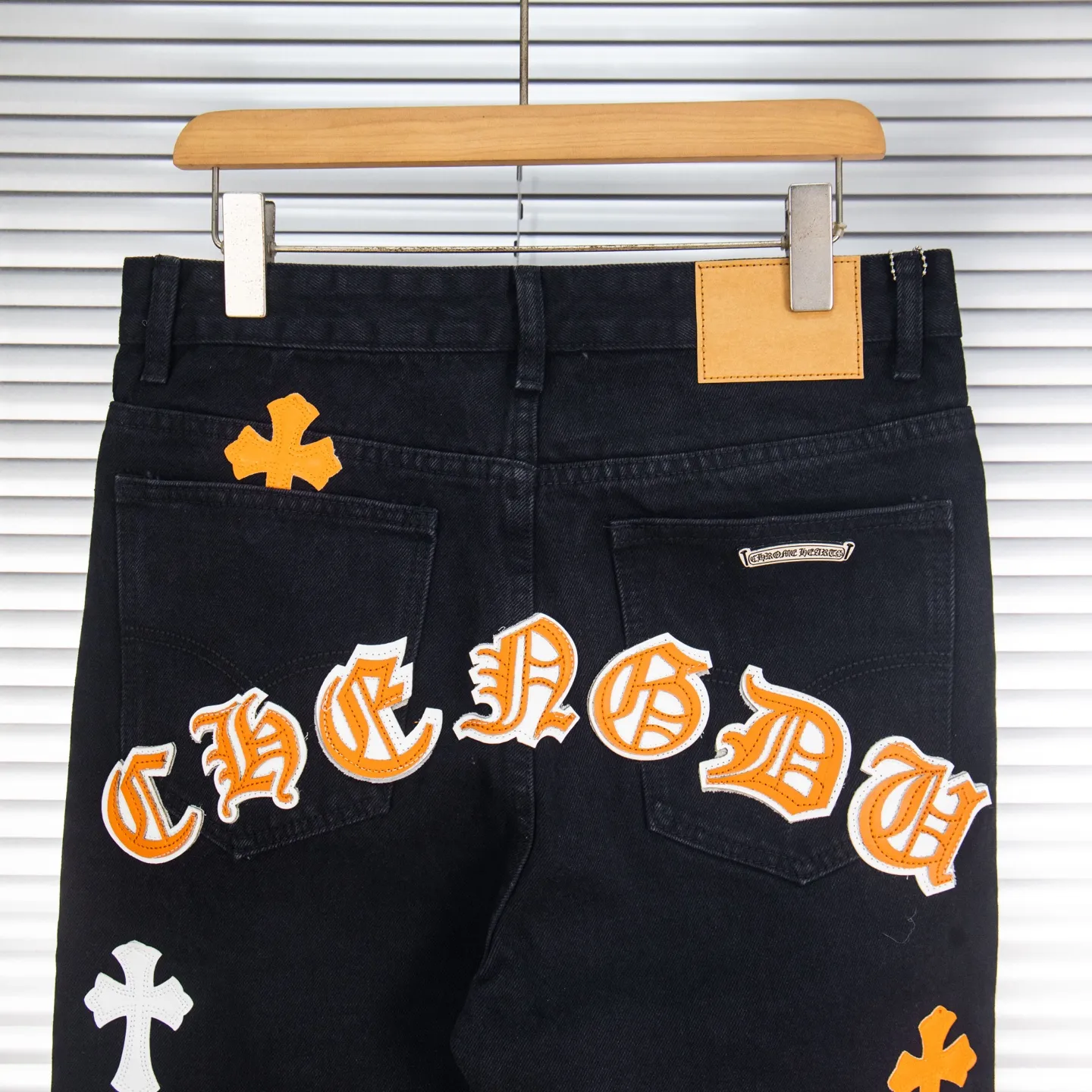 P260 Chrome Hearts Black Pants Sanskrit Yellow and White Patch Leather Jeans CH jeans need to be washed before being dismantled and then hand-stitched with sheepskin cross leather and then spliced ​​together. The whole piece has too many craftsmanship to explain. The patches are decorated with cross patterns and the high-waisted washed jeans! ! Absolutely high-end luxury products, god-level single products and super popular products, made with top heavy industry, a must-see magic weapon. Customized hardware. The fabric is thick and soft after washing. It has good breathability. Customized small leather label. Unique design. The details are simple and elegant, and the workmanship is exquisite. The entire trousers are neatly routed and the details are in place! It’s so cool that both men and women can easily control the genderless trend! Style number: 1874# Color: black Size: 28 30 32 34